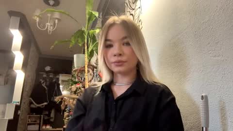 Lana online show from December 1, 2025, 9:14 am