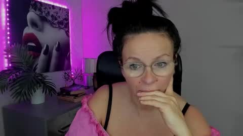 Snapshot of helen_79 chatting on September 20, 2025, 6:36 am Helen online show from September 20, 2025, 6:36 am