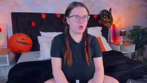 helendanvers online show from October 23, 2025, 9:46 pm