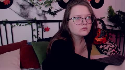 helendanvers online show from November 4, 2025, 9:52 am