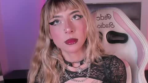 hellen__smith_ online show from May 21, 2026, 8:27 pm