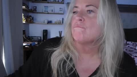 Snapshot of helloimhunny chatting on February 27, 2025, 9:14 pm Hunnys Hive online show from February 27, 2025, 9:14 pm