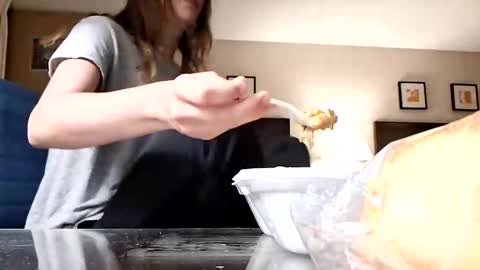 hellokitten123 online show from April 13, 2026, 5:24 am