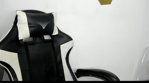 heluehorny13 online show from January 21, 2025, 5:05 am