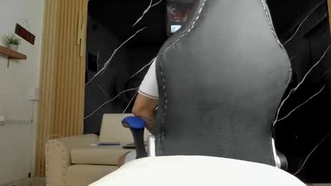 henrydouglas online show from April 27, 2026, 5:05 am