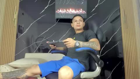 henrydouglas online show from April 28, 2026, 5:01 am