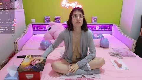 Snapshot of heraluna_ chatting on February 26, 2025, 2:04 am HeraLuna  online show from February 26, 2025, 2:04 am