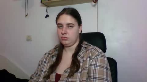 hess_luna_ online show from October 8, 2025, 9:07 am