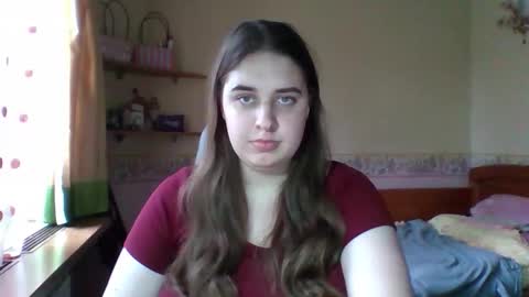 hess_luna_ online show from November 19, 2025, 9:09 am