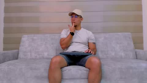 Snapshot of heteros_men chatting on February 25, 2025, 1:28 pm heteros men online show from February 25, 2025, 1:28 pm