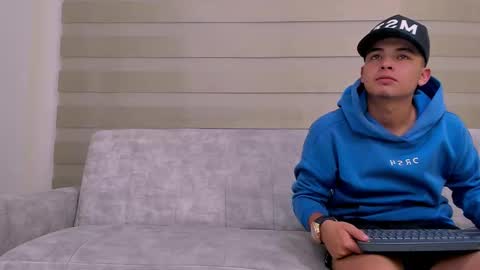 Snapshot of heteros_men chatting on March 6, 2025, 10:26 pm heteros men online show from March 6, 2025, 10:26 pm