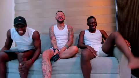 heteros men online show from October 24, 2025, 1:51 pm