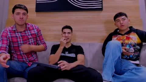 heteros men online show from December 17, 2025, 1:50 pm