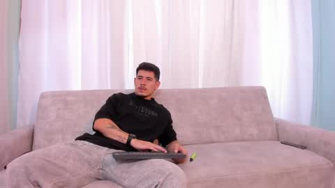 heteros men online show from May 19, 2026, 8:48 pm