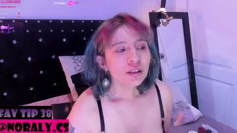Snapshot of hey_noraly chatting on April 21, 2026, 4:19 am Noraly online show from April 21, 2026, 4:19 am