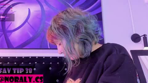 Snapshot of hey_noraly chatting on May 15, 2026, 6:31 am Noraly online show from May 15, 2026, 6:31 am