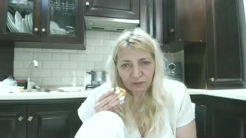 Snapshot of heyheygrey chatting on June 9, 2026, 8:20 pm Heyheygrey online show from June 9, 2026, 8:20 pm