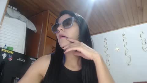 hilaril18 online show from December 19, 2024, 3:29 am