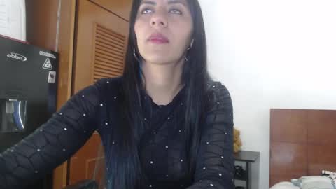 hilaril18 online show from January 19, 2025, 12:17 am