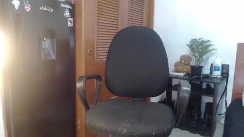 hilaril18 online show from February 9, 2025, 3:32 am