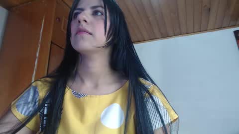 hilaril18 online show from September 22, 2025, 6:32 pm