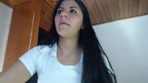 hilaril18 online show from October 9, 2025, 2:42 am