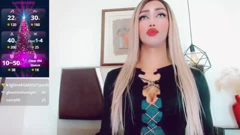 Snapshot of hilary_avilan chatting on December 6, 2024, 7:56 pm Hilary Avilan online show from December 6, 2024, 7:56 pm