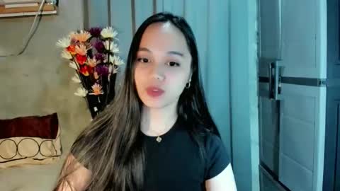 hilarymolly online show from March 12, 2026, 1:23 am