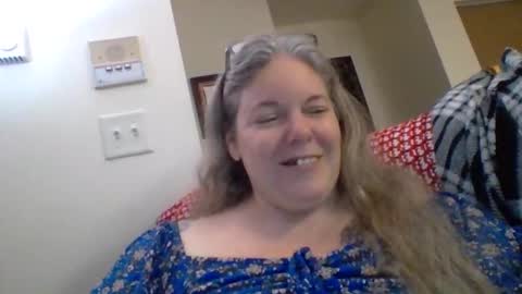 hippysnewhere online show from June 5, 2026, 9:04 am