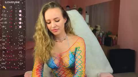 Snapshot of hloya_jons chatting on September 22, 2025, 11:29 pm Ksenia online show from September 22, 2025, 11:29 pm