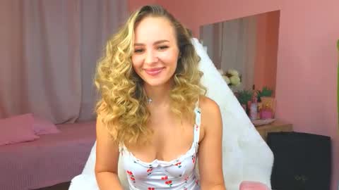 Snapshot of hloya_jons chatting on October 13, 2025, 12:21 am Ksenia online show from October 13, 2025, 12:21 am