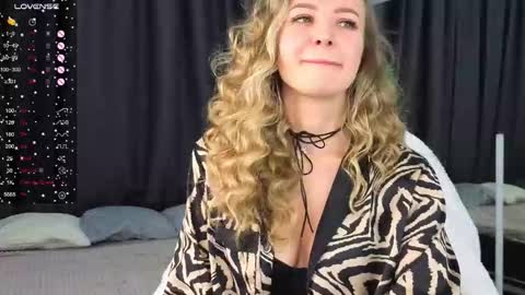 Snapshot of hloya_jons chatting on October 22, 2025, 1:06 am Ksenia online show from October 22, 2025, 1:06 am