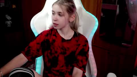 Holly online show from September 15, 2025, 6:41 pm