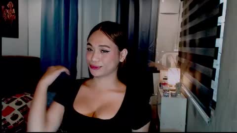 hoelymarie online show from May 2, 2026, 3:22 am