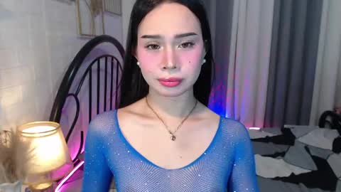 hoelymolly online show from May 18, 2026, 5:19 pm