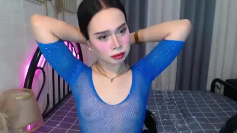 hoelymolly online show from June 8, 2026, 7:47 pm