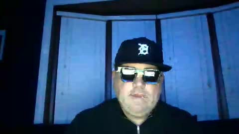 Snapshot of holden_minutz chatting on November 19, 2025, 10:04 am holden_minutz online show from November 19, 2025, 10:04 am