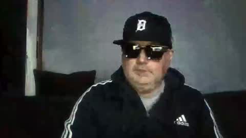 Snapshot of holden_minutz chatting on February 4, 2026, 8:42 am holden_minutz online show from February 4, 2026, 8:42 am