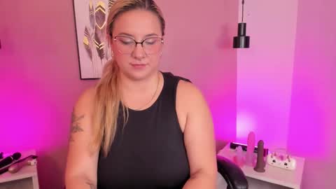 Hollie online show from October 30, 2025, 12:17 pm