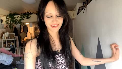 Snapshot of holliedavine chatting on May 29, 2026, 3:21 pm Ava online show from May 29, 2026, 3:21 pm