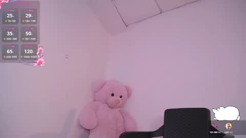 holly_16 online show from January 15, 2025, 3:33 am