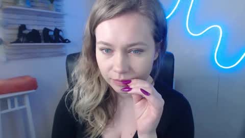 Holly online show from February 18, 2025, 11:11 am