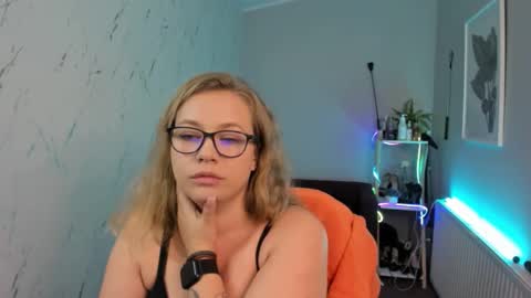 Holly online show from September 23, 2025, 5:49 pm