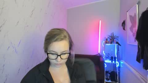 Holly online show from November 4, 2025, 8:52 pm