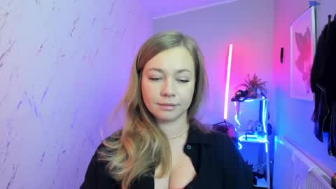 Holly online show from November 13, 2025, 6:40 pm