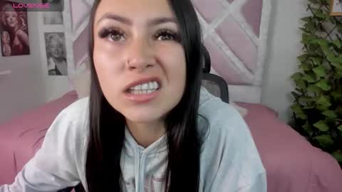 Holly online show from November 28, 2025, 12:46 am