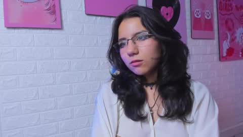 hollypeach_ online show from November 13, 2025, 8:24 am