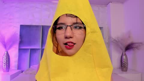 hollypeach_ online show from April 6, 2026, 7:37 pm