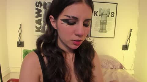hollypeach_ online show from June 4, 2026, 7:42 pm