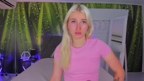 HollyTaillor online show from September 19, 2025, 5:20 am